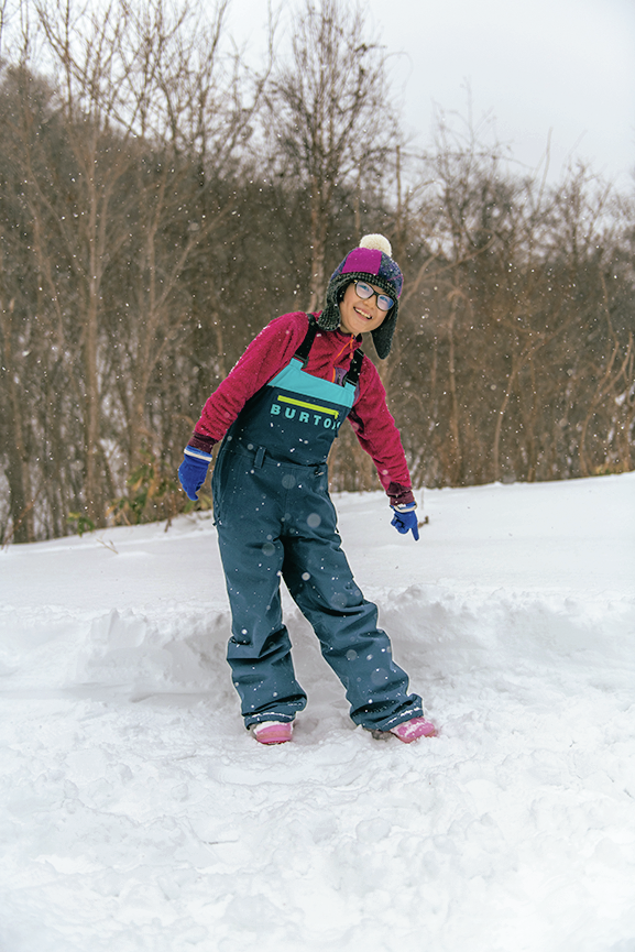 雪を踏み固める子供