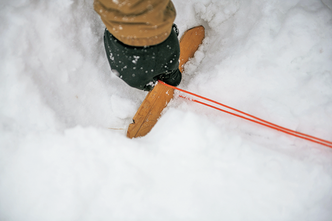 竹製のペグを雪の中に設置