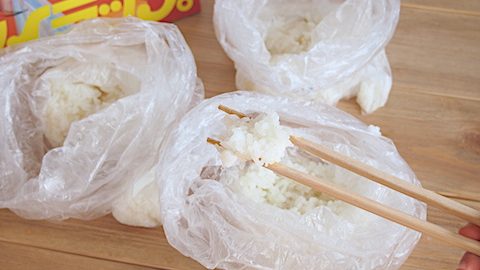 災害時にもキャンプにも！知っておくと安心な、少量の水とポリ袋でご飯を炊く方法