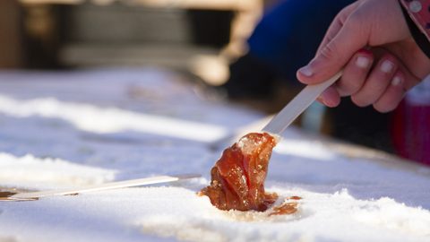 カナダ冬祭りの定番！雪で作るキャンディー「メープルタフィー」の楽しみ方