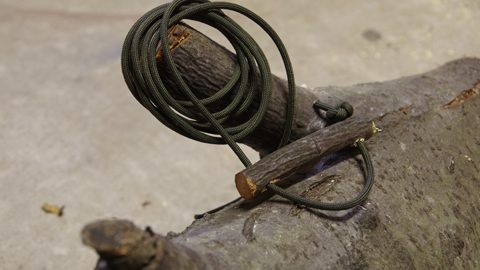 【ブッシュクラフト】拾った枝で自在金具が作れる？非常時にも便利な自在金具の作り方
