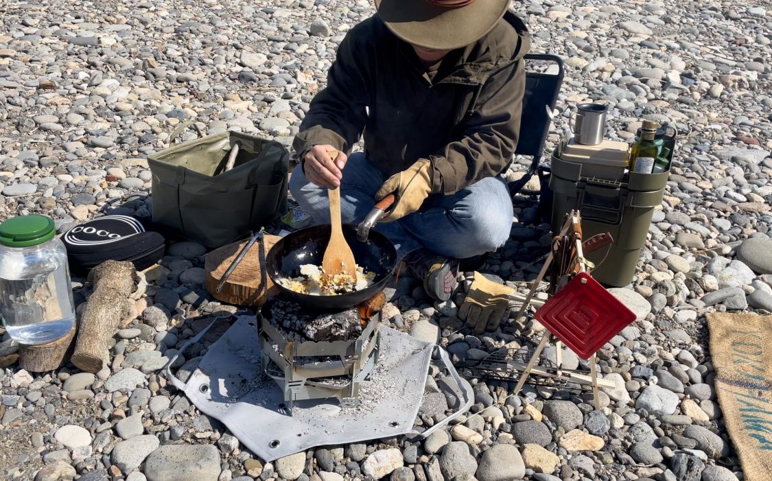 ダイソー五徳焚き火台で炒飯［読者投稿記事］