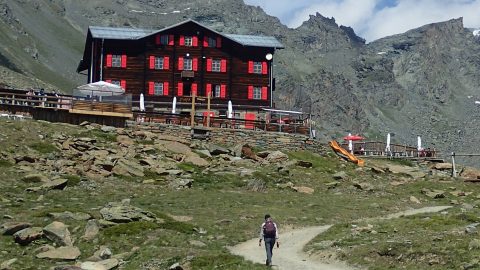 まるでホテル級？スイスで初めて山小屋に泊まるなら、至れり尽くせりの”フルアルプ小屋”へ！