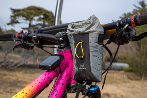 サイクリングの荷物問題をスタイリッシュに解消！英国発『アピデュラ』のフードポーチをレビュー