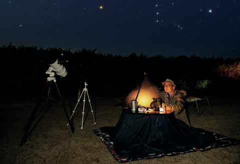 アウトドアこたつで寒さを吹き飛ばせ！ 夜の長い冬キャンは星空観察に絶好だ