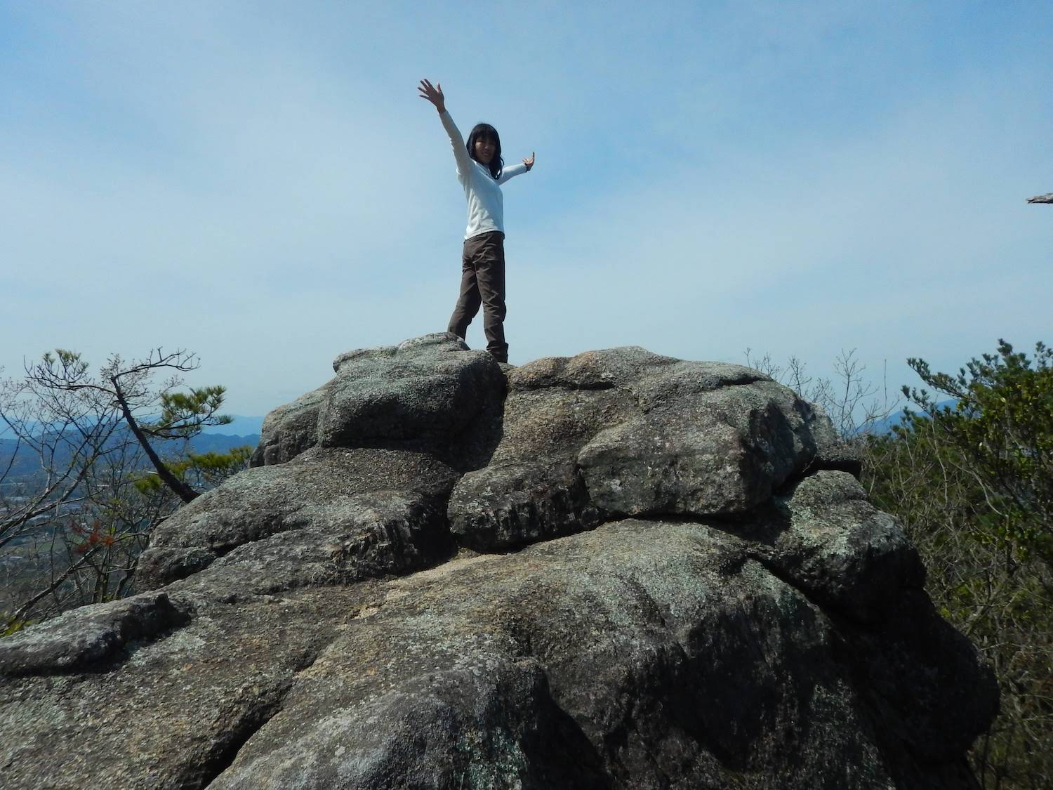 岩石山 の巨石群は圧巻 山城があった展望最高の山を日帰り登山 山 ハイキング クライミング Be Pal キャンプ アウトドア 自然派生活の情報源ビーパル