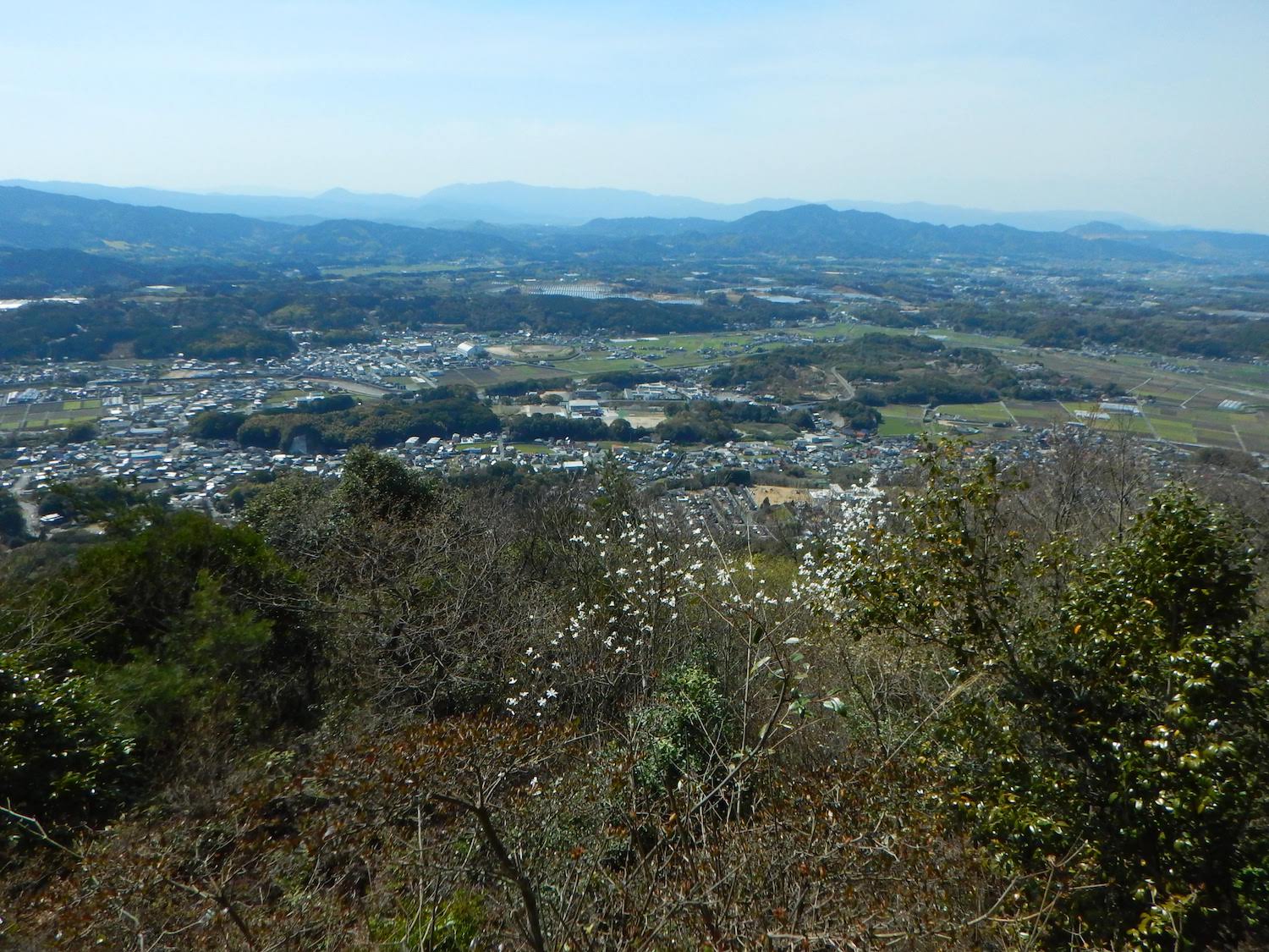 岩石山 の巨石群は圧巻 山城があった展望最高の山を日帰り登山 山 ハイキング クライミング Be Pal キャンプ アウトドア 自然派生活の情報源ビーパル