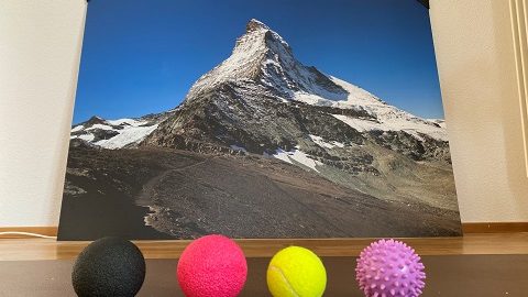 やるとやらないでは翌日の疲れが大違い！登山のあとはボールを使って体の背面をケア！