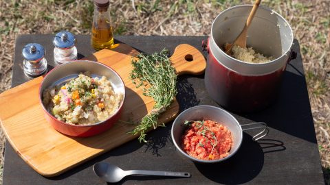 焚き火×飯盒で作る『キヌアのピラフ』。さらに「トマト雑炊」などアレンジ自在！