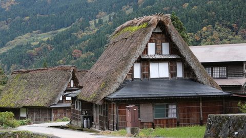 憧れの茅葺き屋根の家に泊まる。日本の原風景で時を忘れる旅へ