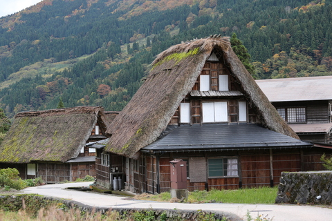 憧れの茅葺き屋根の家に泊まる。日本の原風景で時を忘れる旅へ | 【BE