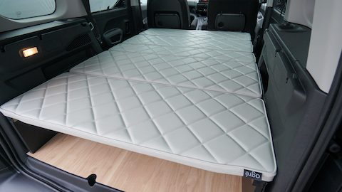 人気のMPV「プジョー・リフター」と「シトロエン・ベルランゴ」で車中泊できる快適ベッドキットが誕生！