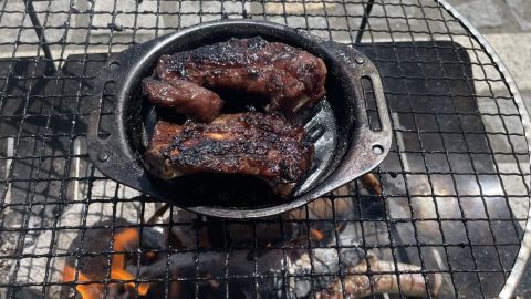 骨付きバックリブも、こんがり香ばしい［読者投稿記事］
