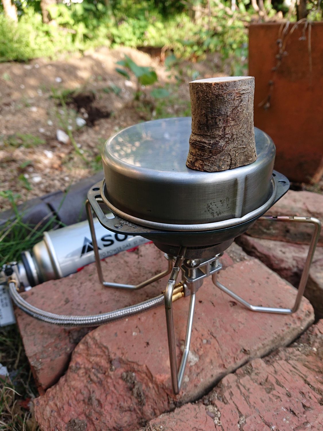 名付けて【カブトムシクッカー】 笑s肉厚グリルパン＋ホンマ製作所ステンレス煙突蓋［読者投稿記事］