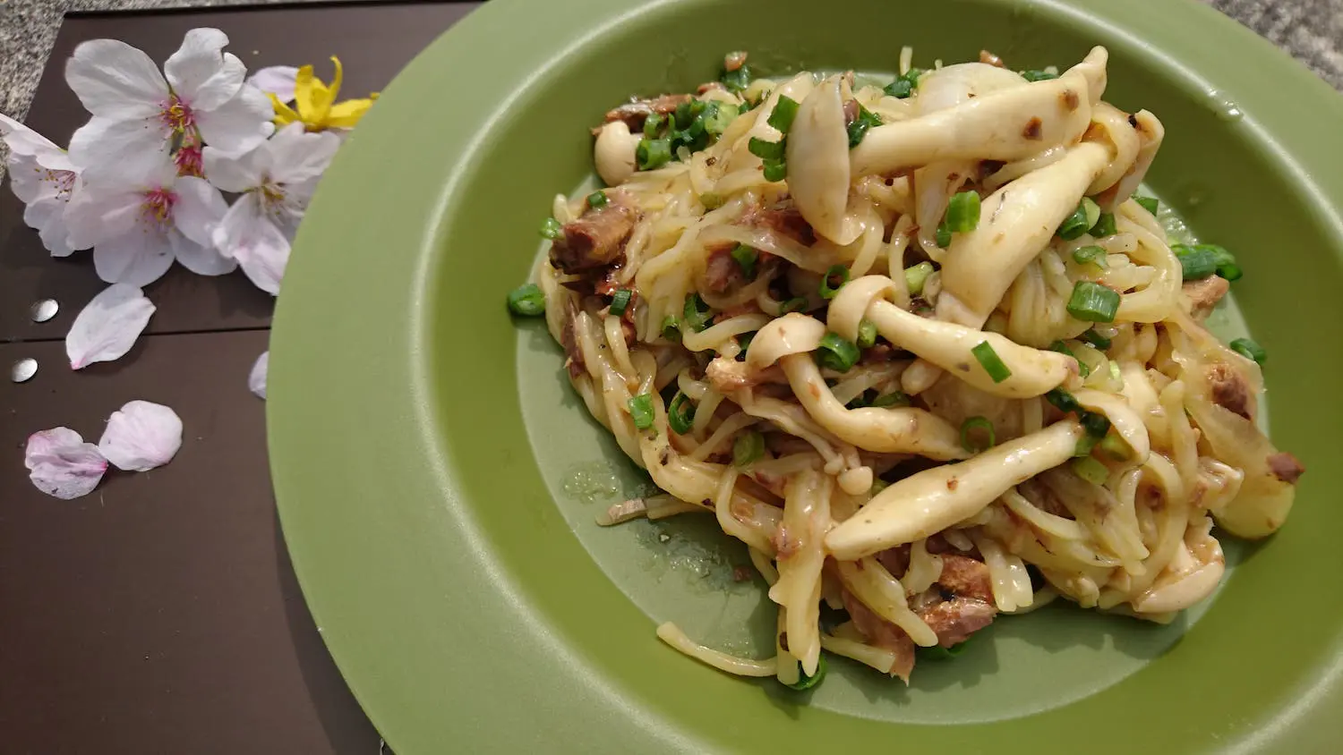 春のアウトドアご飯に 缶詰さんまの蒲焼きスパゲッティ 料理 レシピ Be Pal キャンプ アウトドア 自然派生活の情報源ビーパル