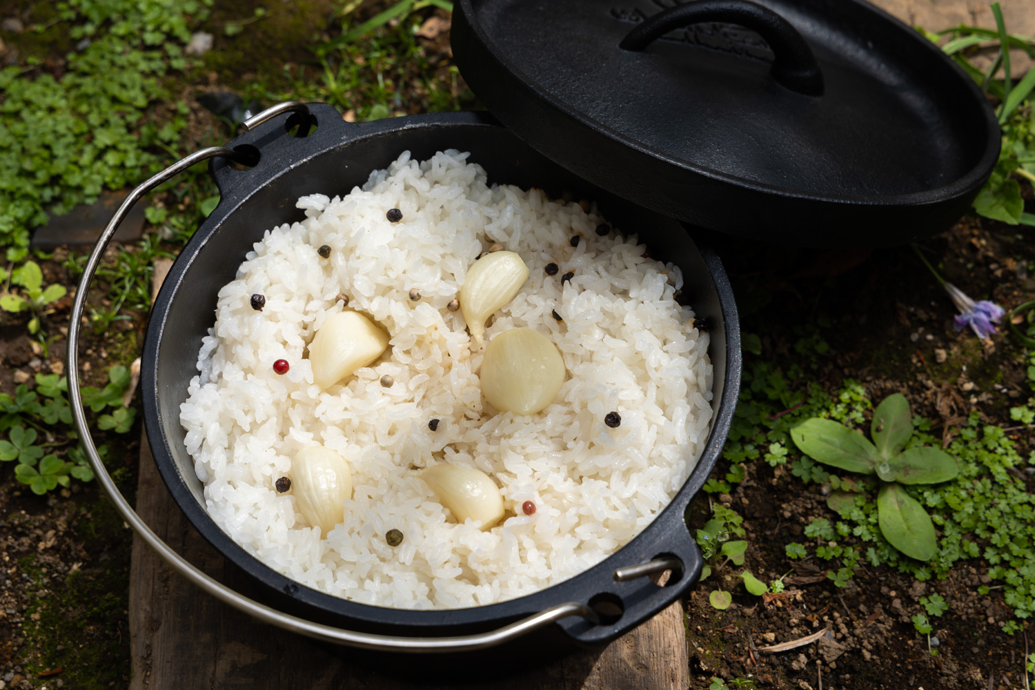 今が旬 ダッチオーブンで新ニンニクと丸ごと粒胡椒の炊き込みご飯 Be Pal