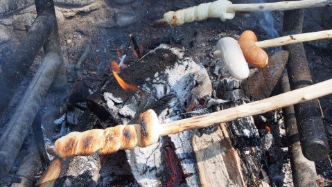 スイスのキャンプ＆BBQの定番！大人も子どもも大好き！焚き火で楽しむ”蛇のパン”！