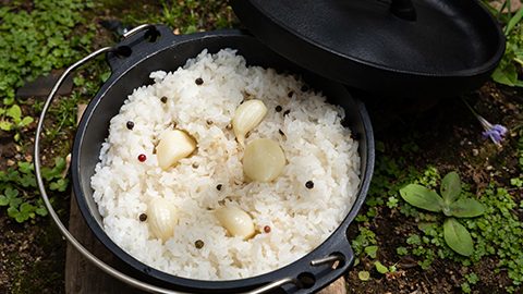 今が旬！ダッチオーブンで新ニンニクと丸ごと粒胡椒の炊き込みご飯