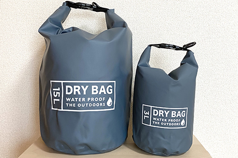 ダイソー「防水バッグ」が安い、かわいい、高性能！雨の日キャンプや水辺のレジャーで大活躍！