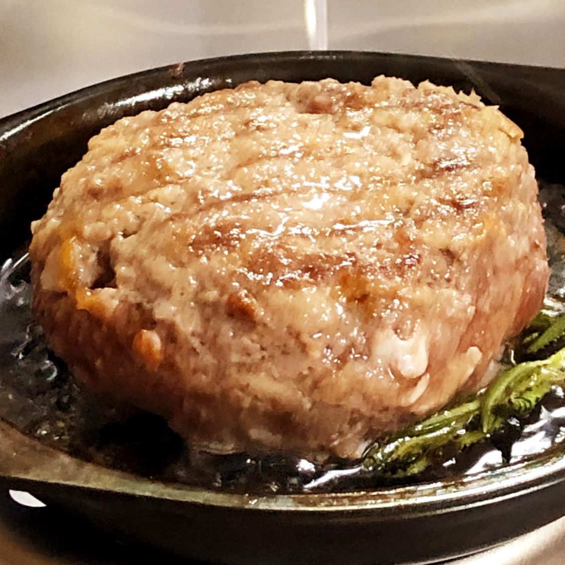 佐賀牛ハンバーグを付録の肉厚グリルパンで焼く［読者投稿記事］