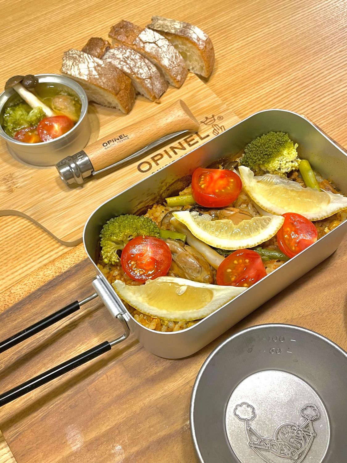 カレー缶と牡蠣の缶詰めを使い、パエリアをメスティンで自動炊飯！［読者投稿記事］