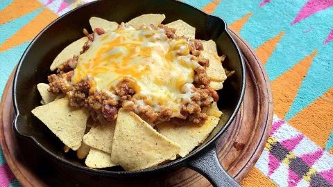 業務スーパーの食材でキャンプのおつまみを作る！本格チリコンカンとナチョスのレシピ