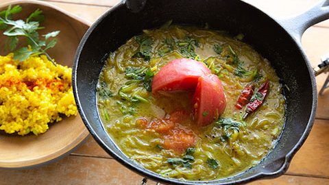 味の旬は今！濃厚トマトを崩しながら食べるヴィーガンカレー。スキレットで作る『まるごとトマトの焼きカレー』