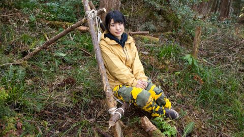 “さばいどる　かほなん”がレンタル山で見つけた材料で作った”森のチェア”がいい感じ！