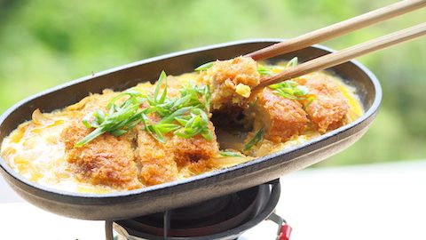 ダイソー「ステーキプレート」を活用しよう！とろとろ卵のカツ煮で楽しいキャンプ飯を