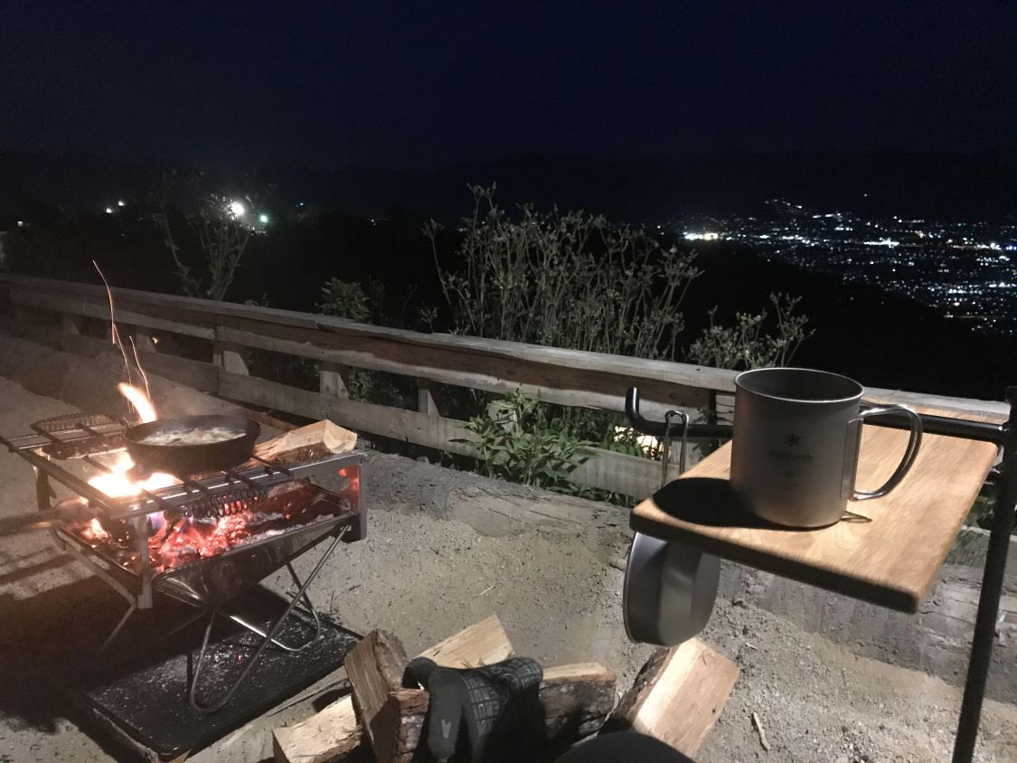 夜景を見下ろしながらの焚き火キャンプご飯［読者投稿記事］