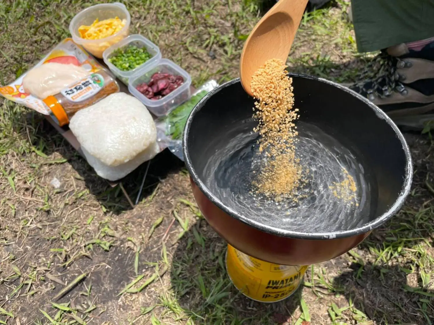 登山にキャンプに最適なアウトドアご飯 簡単に作れる鶏飯レシピ Be Pal