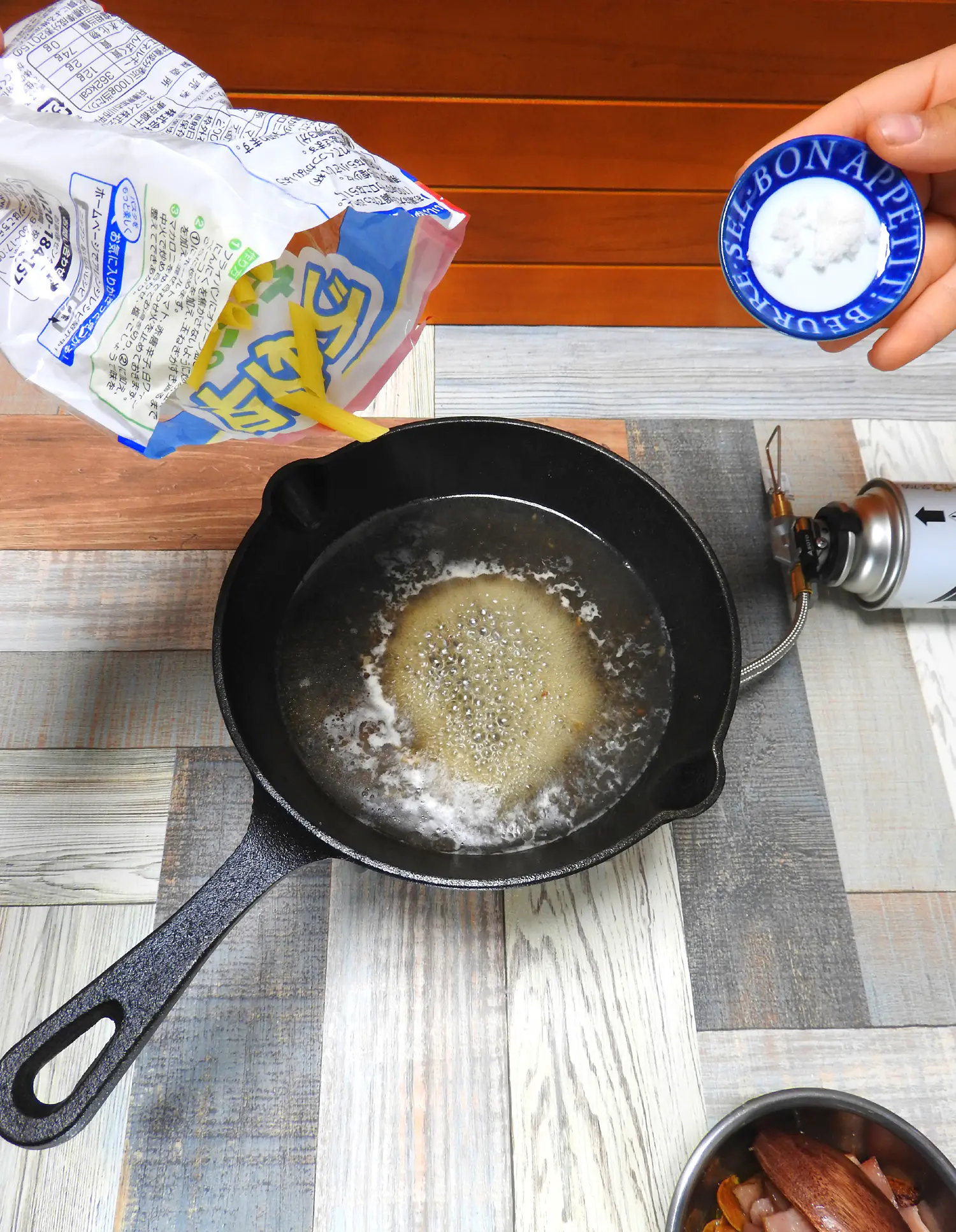 キャンプのおつまみスキレットレシピ３選 ワインにもビールにも合うおしゃれイタリアン Be Pal