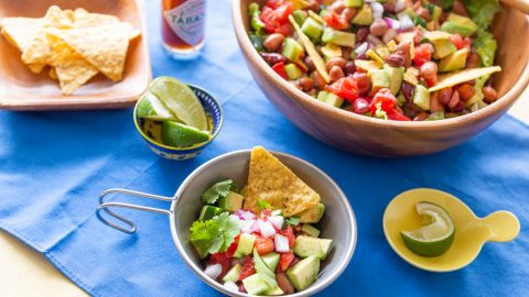 夏のアウトドアにぴったり。手軽に作れるスパイシーでヘルシーなメキシカン『野菜と豆がたくさん食べられるサルサ・サラダ』