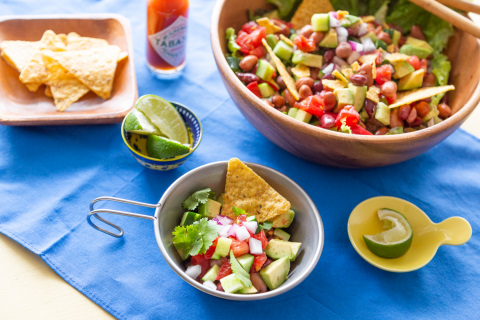 夏のアウトドアにぴったり。手軽に作れるスパイシーでヘルシーなメキシカン『野菜と豆がたくさん食べられるサルサ・サラダ』