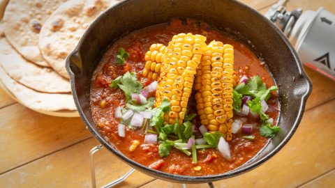 うまみたっぷり！とうもろこしを芯ごと入れて作る『焼きとうもろこしのヴィーガントマトカレー』