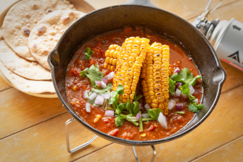 うまみたっぷり！とうもろこしを芯ごと入れて作る『焼きとうもろこしのヴィーガントマトカレー』