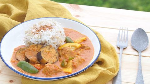 夏バテ防止キャンプ飯！スパイスから作る、夏野菜の薬膳カレー