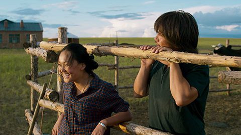 内モンゴルの大草原で、伝統と変化の狭間で揺れる夫婦を描く映画『大地と白い雲』