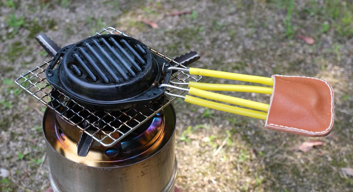 グリップ2つで、ホットサンドメーカーになる肉厚グリルパン［読者投稿記事］