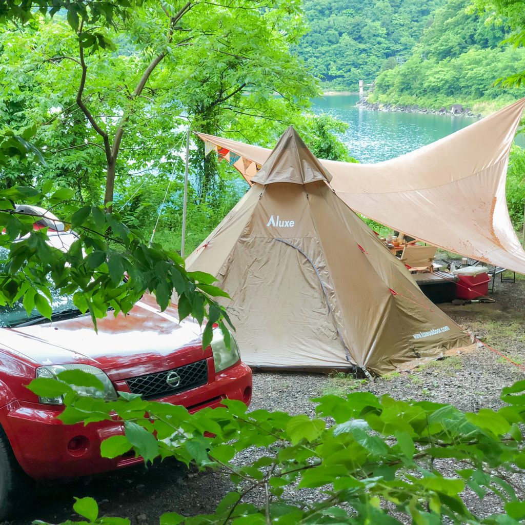 雨の日キャンプを楽しむサイト選び、設営手順を解説！雨の日に楽をする裏技も!? BEPAL