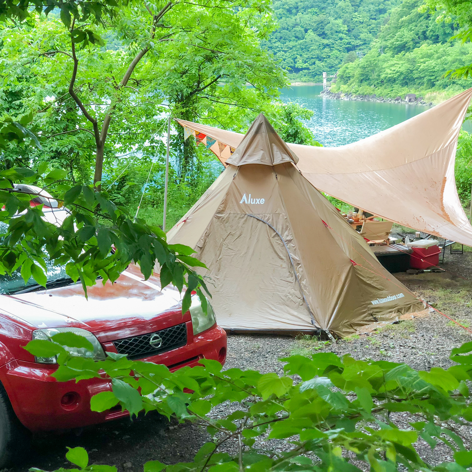 雨の日キャンプを楽しむサイト選び 設営手順を解説 雨の日に楽をする裏技も キャンプのコツ Be Pal キャンプ アウトドア 自然派生活の情報源ビーパル