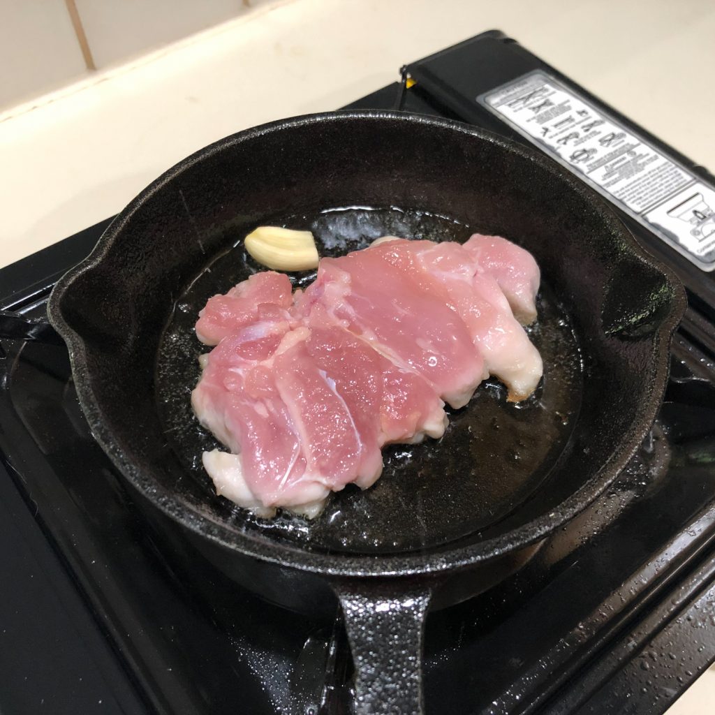 スキレットチーズチキンと野菜の「ライス」レシピ