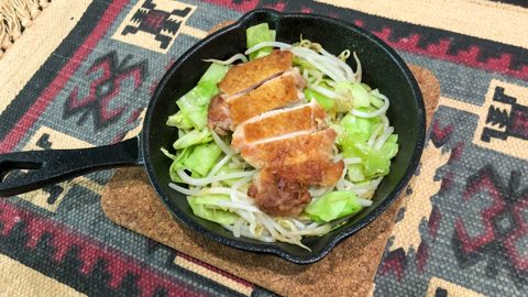 夏におすすめスキレットレシピ！たっぷり野菜とさっぱり食べる「パリパリチキンステーキ」！