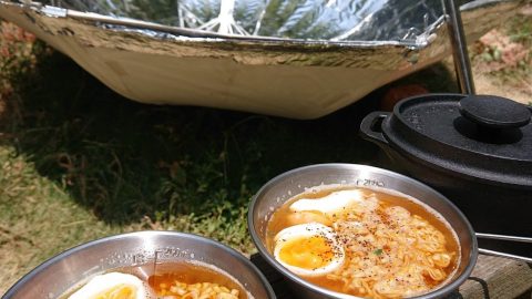 自作ソーラークッカーで作る【太陽チキンラーメンと太陽卵】［読者投稿記事］