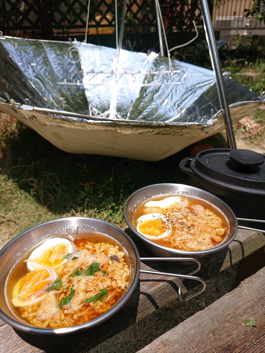 自作ソーラークッカーで作る【太陽チキンラーメンと太陽卵】［読者投稿記事］