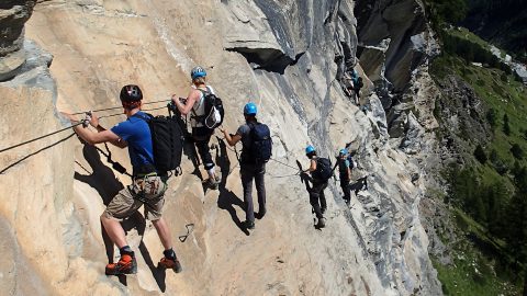 スイス・ツェルマットで”ヴィア・フェラータ”体験！誰でもできる岩登りと空中懸垂！