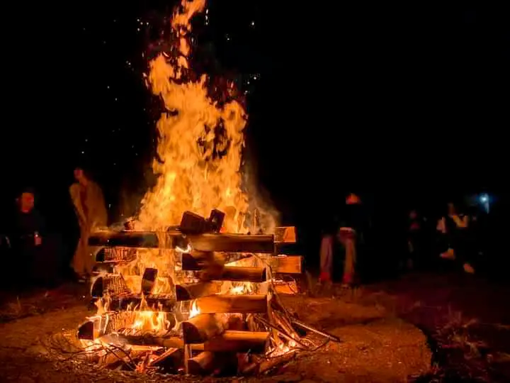 キャンプファイヤーのやり方は マナーや楽しみ方 キャンプ場を紹介 キャンプ場 Be Pal キャンプ アウトドア 自然派生活の情報源ビーパル キャンプファイヤーのやり方は マナーや楽しみ方 キャンプ場を紹介 キャンプ場 Be Pal キャンプ アウトドア 自然派生活の情報源ビーパル