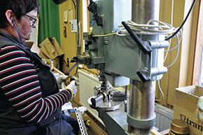 トランギアの工場内でドリル加工をする女性
