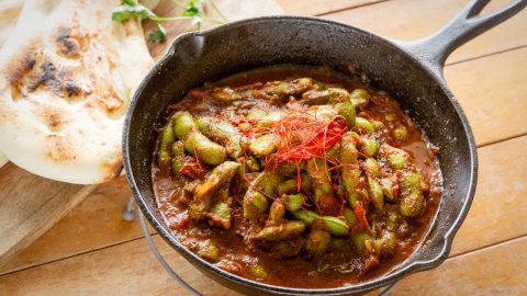 枝豆の風味をまるごと味わう～スキレットで作る『枝豆のサヤごとカレー』