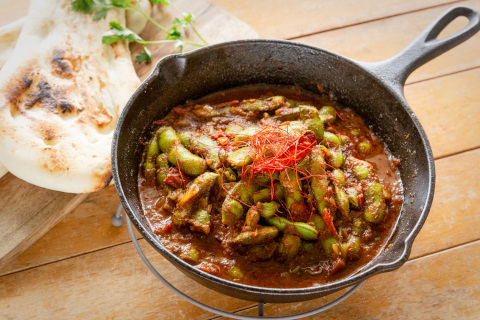枝豆の風味をまるごと味わう～スキレットで作る『枝豆のサヤごとカレー』